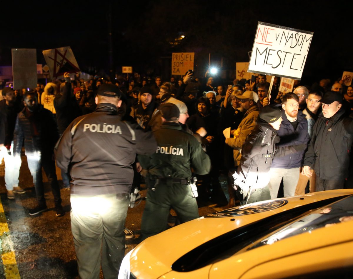 Policajti sa o propagáciu extrémizmu u Antona Grňa nejako viditeľne nezaujímali. Zato doprovod auta kotlebovcov ich „extrémne“ zamestnával.