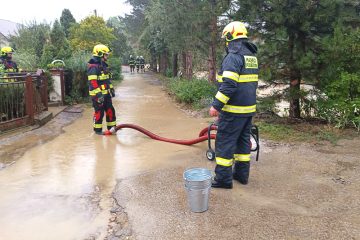 Pobedimsk&iacute; hasiči pom&aacute;hali zaplaven&yacute;m ľuďom z Moravsk&eacute;ho Lieskov&eacute;ho. Foto (fb DHZO Pobedim)
