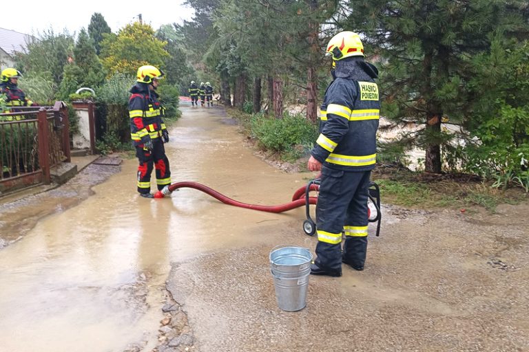 Pobedimskí hasiči pomáhali zaplaveným ľuďom z Moravského Lieskového. Foto (fb DHZO Pobedim)