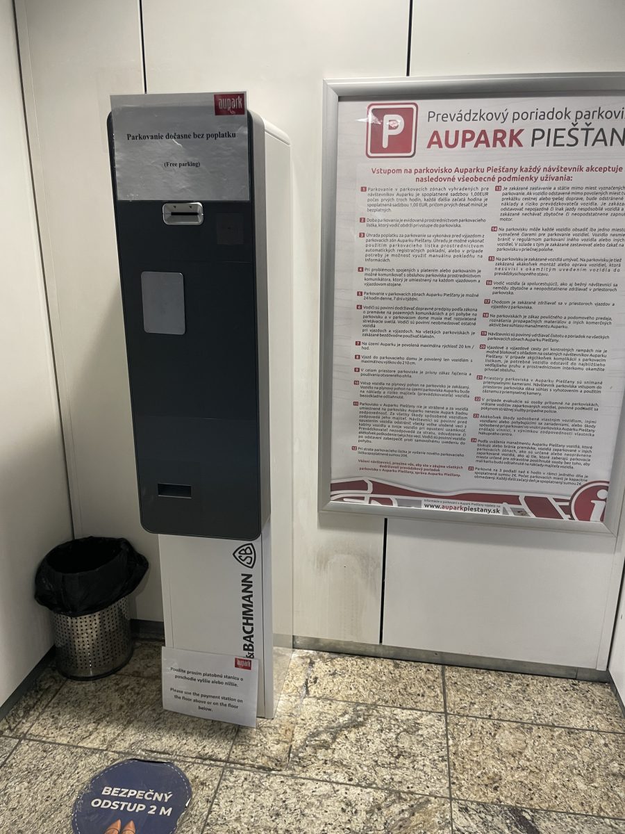 Na poschodiach parkovacieho domu je už možné vidieť nové automaty.