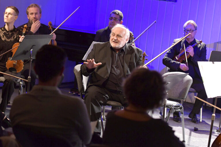 Na obľúbenom koncerte bez potlesku sa predstaví aj Ewald Danel (uprostred).