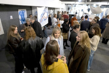 Na vernis&aacute;ži bola vysok&aacute; &uacute;časť, v&yacute;stavn&aacute; sieň bola pln&aacute;.