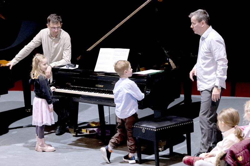 Vo Filharmonickej škôlke sú deti rovno s nástrojmi na javisku.