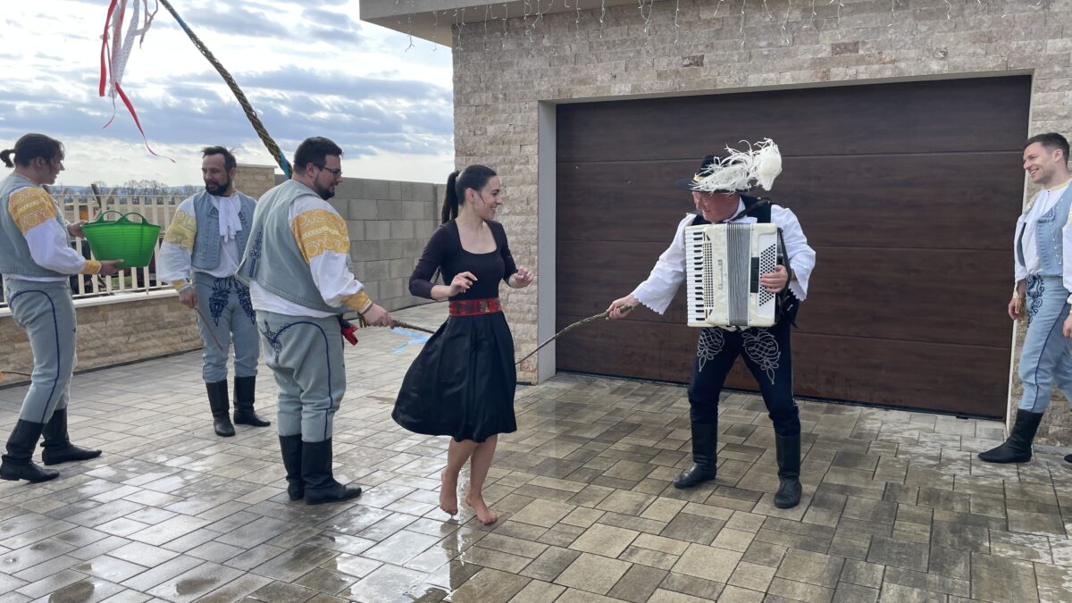 Po obliatí dievčatá poriadne vyšibali.