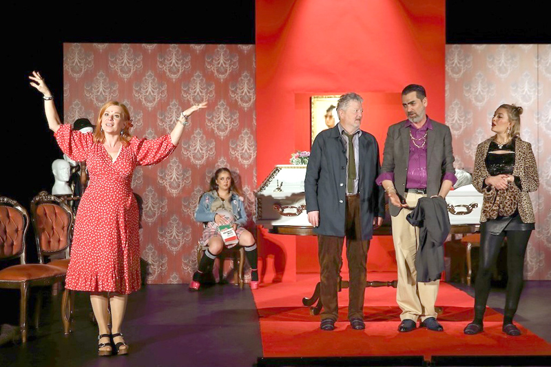 Na kom&eacute;dii Mama umrela dvakr&aacute;t sa v&yacute;borne zabav&iacute;te.