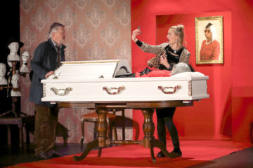 Na kom&eacute;dii Mama umrela dvakr&aacute;t sa v&yacute;borne zabav&iacute;te.