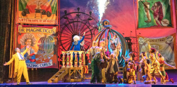 Mozartova opera Cos&igrave; fan tutte zavedie div&aacute;kov do pestrofarebn&eacute;ho Coney Islandu 50. rokov minul&eacute;ho storočia.
