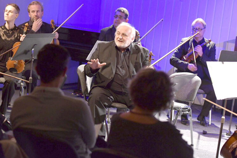 Slovensk&yacute; komorn&yacute; orchester pod veden&iacute;m huslistu Ewalda Danela poz&yacute;va na večer rozj&iacute;mania.